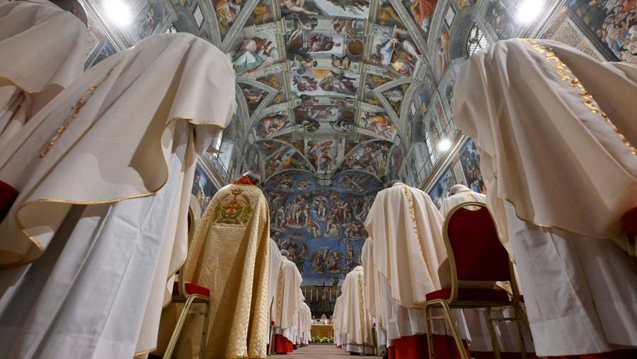 Paus Leo XIV berjalan di Kapel Sistina di Vatikan, 9 Mei 2025. (Vatican Media/Francesco Sforza ­Handout via REUTERS)