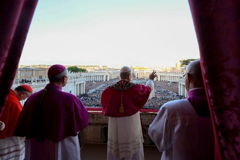 VATICAN-RELIGION-POPE-CONCLAVE Asap putih muncul dari cerobong asap di atas Kapel Sistina. Artinya, Konklaf tahun 2025 menghasilkan nama baru untuk Paus Katolik. (Photo by Andreas SOLARO / AFP)