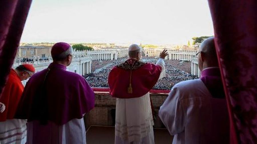 VATICAN-RELIGION-POPE-CONCLAVE Asap putih muncul dari cerobong asap di atas Kapel Sistina. Artinya, Konklaf tahun 2025 menghasilkan nama baru untuk Paus Katolik. (Photo by Andreas SOLARO / AFP)