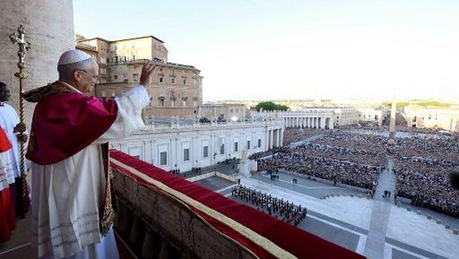 VATICAN-RELIGION-POPE This photo taken and handout on May 7, 2025 by The Vatican Media shows Newly elected Pope Leo XIV, Robert Prevost addressing the crowd from the main central loggia balcony of the St Peter's Basilica for the first time, after the cardinals ended the conclave, in The Vatican. (Photo by Handout / VATICAN MEDIA / AFP) / RESTRICTED TO EDITORIAL USE - MANDATORY CREDIT