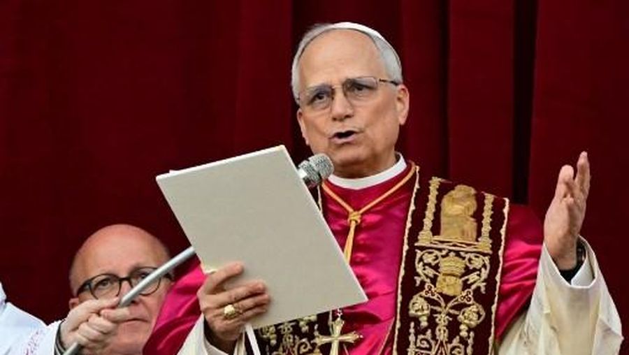 Paus Leo XIV, yang baru terpilih dari hasil Konklaf tanggal 7-8 Mei 2025, menyampaikan salam dan berkat pertamanya dari balkon Basilika Santo Petrus. (Photo by Tiziana FABI / AFP)