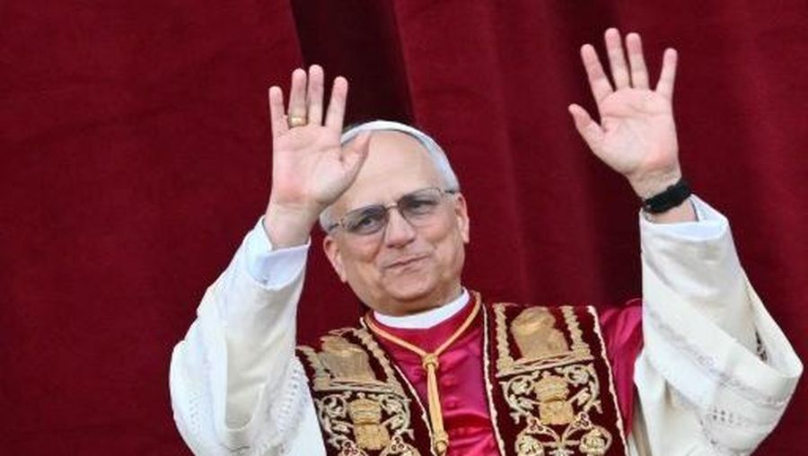 VATICAN-RELIGION-POPE-CONCLAVE Asap putih muncul dari cerobong asap di atas Kapel Sistina. Artinya, Konklaf tahun 2025 menghasilkan nama baru untuk Paus Katolik. (Photo by Andreas SOLARO / AFP)