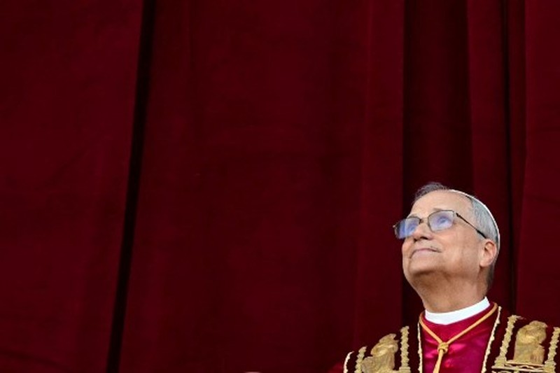 VATICAN-RELIGION-POPE-CONCLAVE Asap putih muncul dari cerobong asap di atas Kapel Sistina. Artinya, Konklaf tahun 2025 menghasilkan nama baru untuk Paus Katolik. (Photo by Andreas SOLARO / AFP)