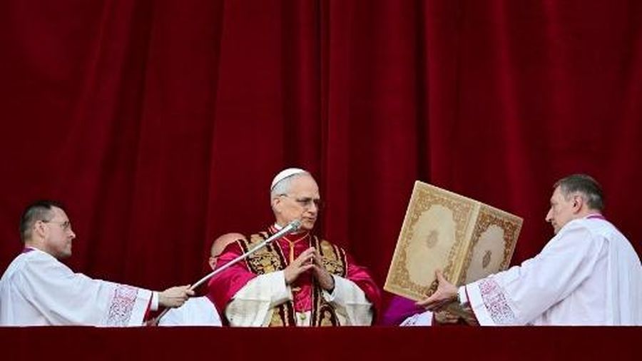 VATICAN-RELIGION-POPE-CONCLAVE Asap putih muncul dari cerobong asap di atas Kapel Sistina. Artinya, Konklaf tahun 2025 menghasilkan nama baru untuk Paus Katolik. (Photo by Andreas SOLARO / AFP)
