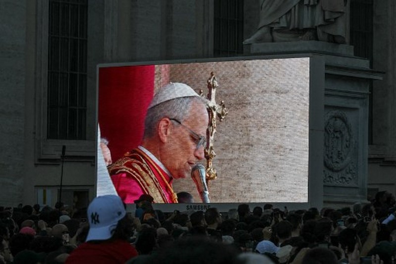 VATICAN-RELIGION-POPE-CONCLAVE Asap putih muncul dari cerobong asap di atas Kapel Sistina. Artinya, Konklaf tahun 2025 menghasilkan nama baru untuk Paus Katolik. (Photo by Andreas SOLARO / AFP)