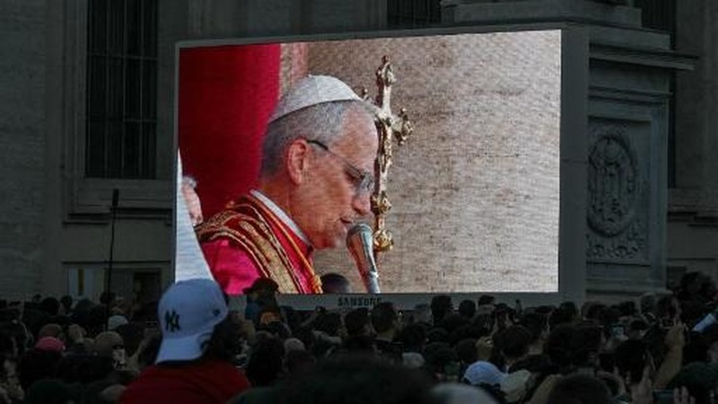 Asap putih  muncul dari cerobong asap di atas Kapel Sistina. Artinya, Konklaf tahun 2025 menghasilkan nama baru untuk Paus Katolik. (Photo by Andreas SOLARO / AFP)