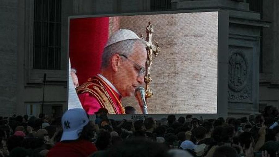 VATICAN-RELIGION-POPE-CONCLAVE Asap putih muncul dari cerobong asap di atas Kapel Sistina. Artinya, Konklaf tahun 2025 menghasilkan nama baru untuk Paus Katolik. (Photo by Andreas SOLARO / AFP)