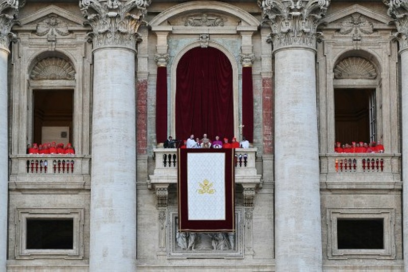 VATICAN-RELIGION-POPE-CONCLAVE Asap putih muncul dari cerobong asap di atas Kapel Sistina. Artinya, Konklaf tahun 2025 menghasilkan nama baru untuk Paus Katolik. (Photo by Andreas SOLARO / AFP)