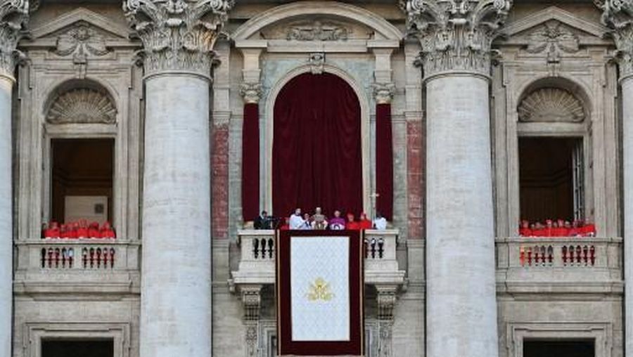 VATICAN-RELIGION-POPE-CONCLAVE Asap putih muncul dari cerobong asap di atas Kapel Sistina. Artinya, Konklaf tahun 2025 menghasilkan nama baru untuk Paus Katolik. (Photo by Andreas SOLARO / AFP)