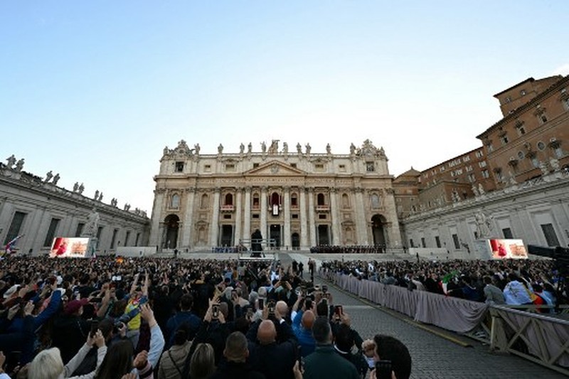 VATICAN-RELIGION-POPE-CONCLAVE Asap putih muncul dari cerobong asap di atas Kapel Sistina. Artinya, Konklaf tahun 2025 menghasilkan nama baru untuk Paus Katolik. (Photo by Andreas SOLARO / AFP)
