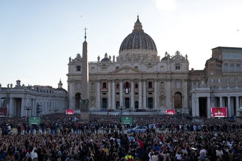 VATICAN-RELIGION-POPE-CONCLAVE Asap putih muncul dari cerobong asap di atas Kapel Sistina. Artinya, Konklaf tahun 2025 menghasilkan nama baru untuk Paus Katolik. (Photo by Andreas SOLARO / AFP)