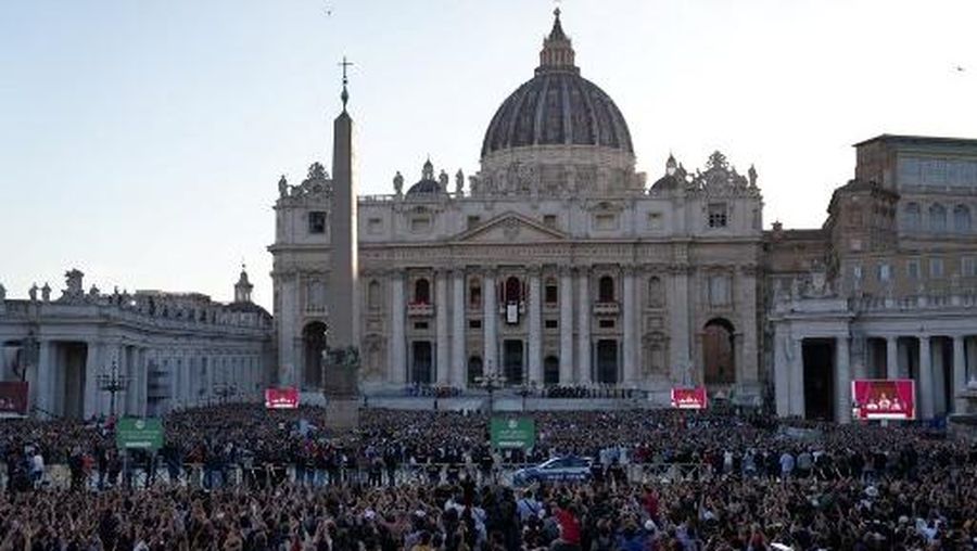 VATICAN-RELIGION-POPE-CONCLAVE Asap putih muncul dari cerobong asap di atas Kapel Sistina. Artinya, Konklaf tahun 2025 menghasilkan nama baru untuk Paus Katolik. (Photo by Andreas SOLARO / AFP)
