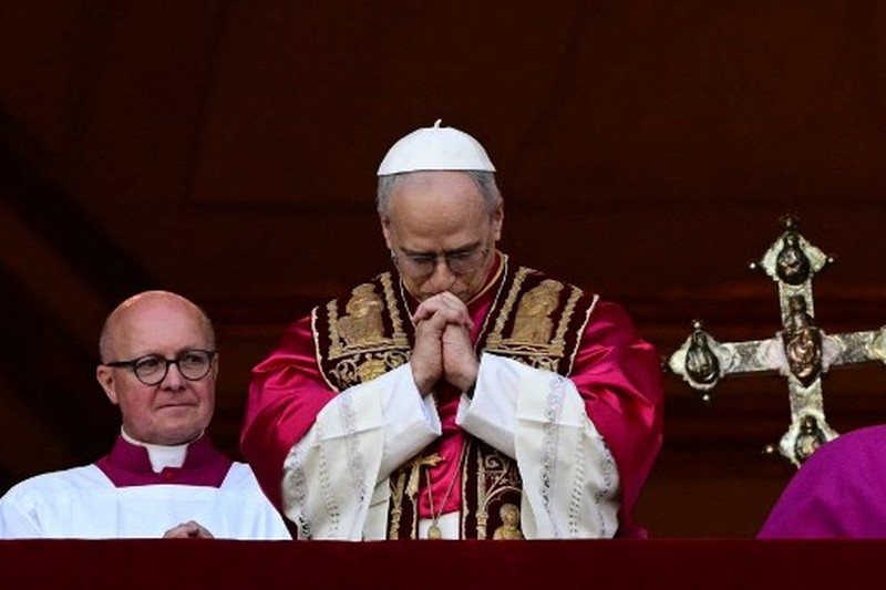 Asap putih  muncul dari cerobong asap di atas Kapel Sistina. Artinya, Konklaf tahun 2025 menghasilkan nama baru untuk Paus Katolik. (Photo by Andreas SOLARO / AFP)