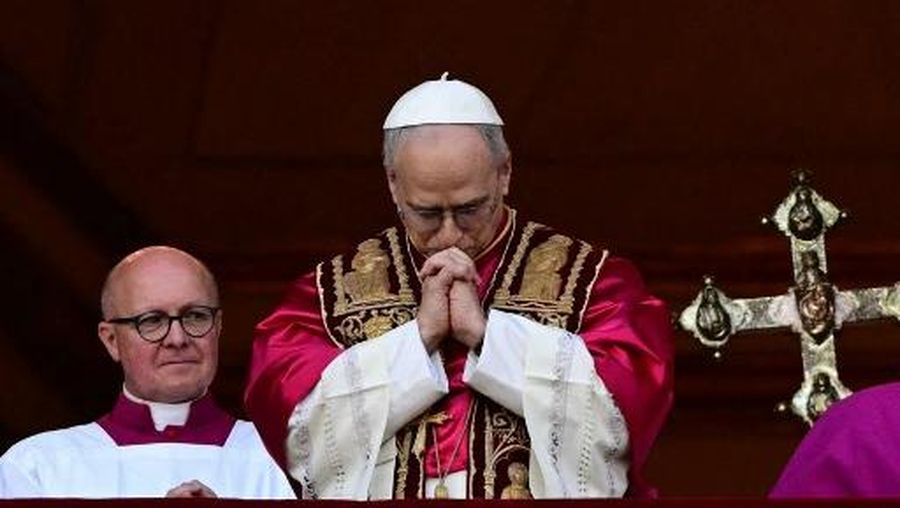 VATICAN-RELIGION-POPE-CONCLAVE Asap putih muncul dari cerobong asap di atas Kapel Sistina. Artinya, Konklaf tahun 2025 menghasilkan nama baru untuk Paus Katolik. (Photo by Andreas SOLARO / AFP)