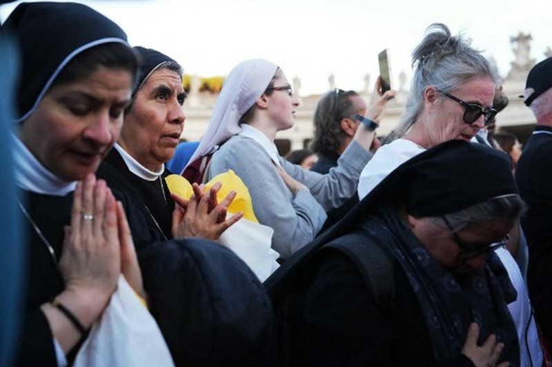 VATICAN-RELIGION-POPE-CONCLAVE Asap putih muncul dari cerobong asap di atas Kapel Sistina. Artinya, Konklaf tahun 2025 menghasilkan nama baru untuk Paus Katolik. (Photo by Andreas SOLARO / AFP)