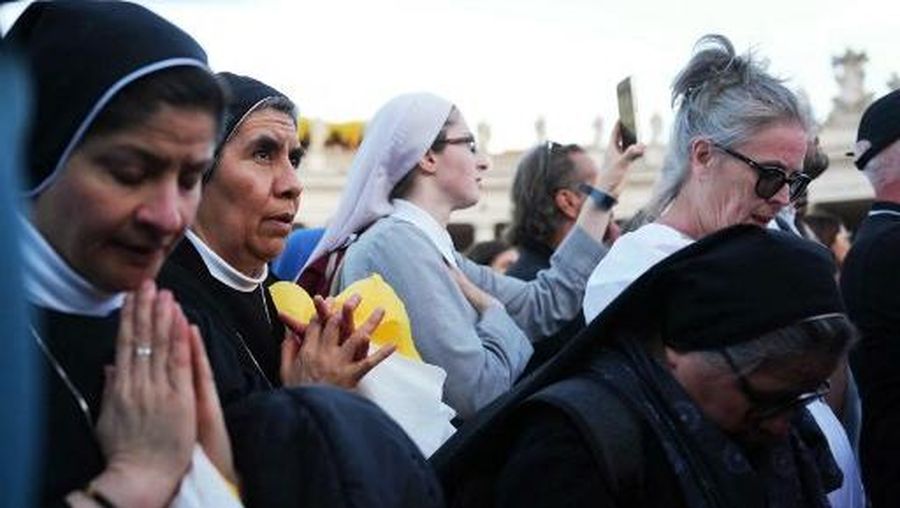 VATICAN-RELIGION-POPE-CONCLAVE Asap putih muncul dari cerobong asap di atas Kapel Sistina. Artinya, Konklaf tahun 2025 menghasilkan nama baru untuk Paus Katolik. (Photo by Andreas SOLARO / AFP)