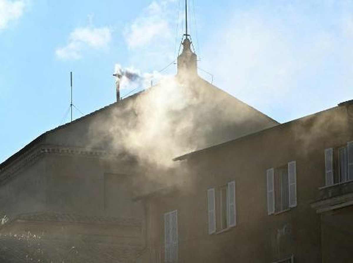 Kardinal Pilih Paus Leo XIV, Tradisi Asap Putih Jadi Sinyal Terpilihnya Pemimpin Baru