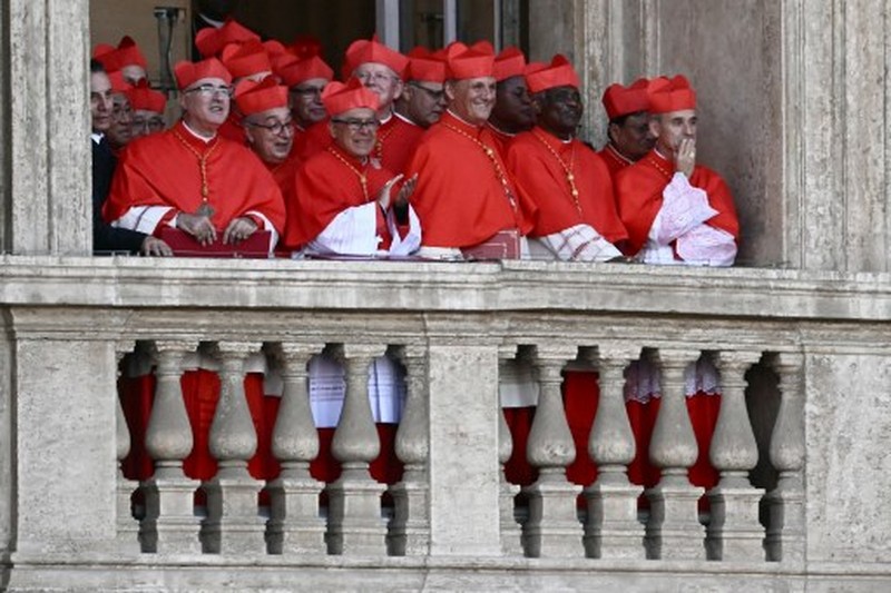 VATICAN-RELIGION-POPE-CONCLAVE Asap putih muncul dari cerobong asap di atas Kapel Sistina. Artinya, Konklaf tahun 2025 menghasilkan nama baru untuk Paus Katolik. (Photo by Andreas SOLARO / AFP)
