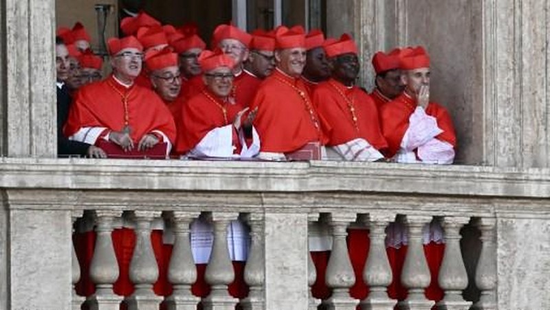 Asap putih  muncul dari cerobong asap di atas Kapel Sistina. Artinya, Konklaf tahun 2025 menghasilkan nama baru untuk Paus Katolik. (Photo by Andreas SOLARO / AFP)