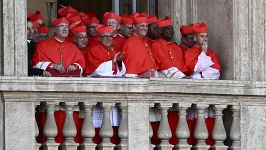 VATICAN-RELIGION-POPE-CONCLAVE Asap putih muncul dari cerobong asap di atas Kapel Sistina. Artinya, Konklaf tahun 2025 menghasilkan nama baru untuk Paus Katolik. (Photo by Andreas SOLARO / AFP)