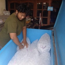 Cuaca Bak Neraka Bocor, Bule di Jakarta Ramai-Ramai Datangi Penjual Es