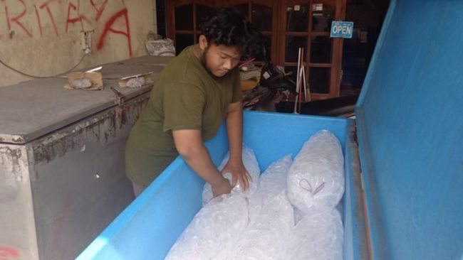 Cuaca Bak Neraka Bocor, Bule di Jakarta Ramai-Ramai Datangi Penjual Es