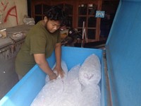 Cuaca Bak Neraka Bocor, Bule di Jakarta Ramai-Ramai Datangi Penjual Es