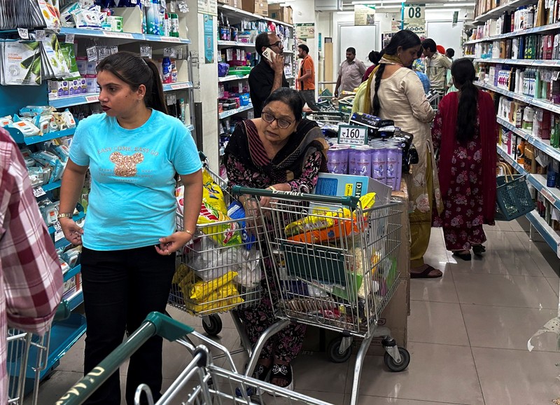 INDIA-PAKISTAN/ People shop for essential goods at a supermarket in Amritsar, India, May 9, 2025. REUTERS/Francis Mascarenhas