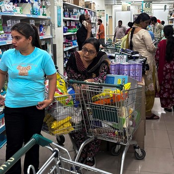 Perang India-Pakistan, Warga Panik Borong Tepung-Minyak & Serbu Bank