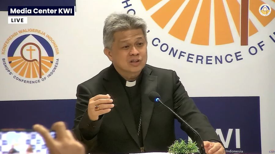 Ketua KWI Mgr. Antonius Subianto Bunjamin, OSC dalam Konferensi Pers KWI atas terpilihnya Kardinal Robert Francis Prevost sebagai Paus LEO XIV. (Media Center KWI)