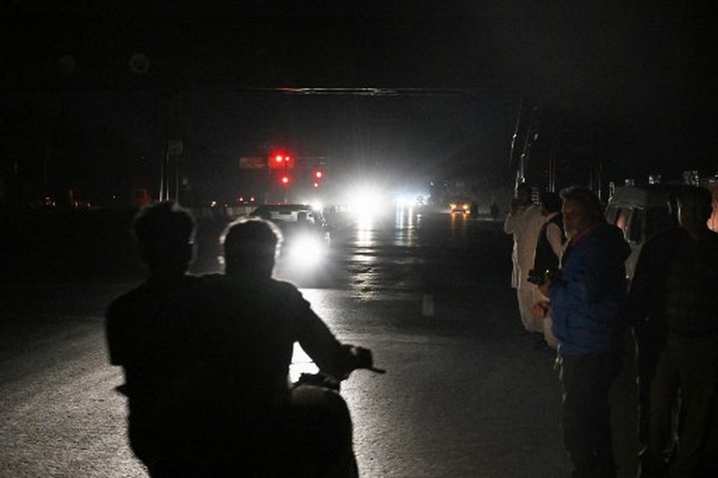 PAKISTAN-INDIA-KASHMIR-UNREST-CONFLICT Security personnel cordon off a road near Nur Khan military airbase after Indian strikes in Rawalpindi on May 10, 2025. Pakistan's military on May 10 said India launched another wave of missiles targeting three air bases -- including one on the outskirts of the capital -- as the conflict between the nuclear-armed neighbours spiralled toward full-blown war. (Photo by Aamir QURESHI / AFP)