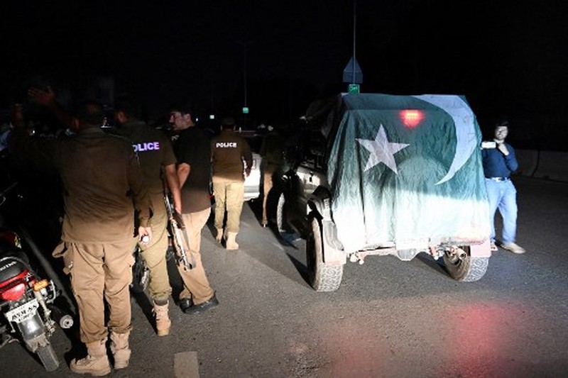 PAKISTAN-INDIA-KASHMIR-UNREST-CONFLICT Security personnel cordon off a road near Nur Khan military airbase after Indian strikes in Rawalpindi on May 10, 2025. Pakistan's military on May 10 said India launched another wave of missiles targeting three air bases -- including one on the outskirts of the capital -- as the conflict between the nuclear-armed neighbours spiralled toward full-blown war. (Photo by Aamir QURESHI / AFP)