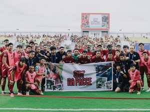 Spanduk Kami Bersama Yuran Terbentang di Stadion BJ Habibie Saat PSM Vs Malut