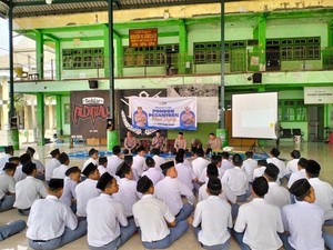 Polres Gresik Edukasi Santri Keselamatan Berlalu Lintas
