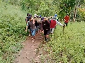 Jenazah di Polman Ditandu 2,5 Km gegara Ambulans Sulit Lewati Jalan Berlumpur
