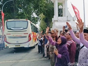 Pemberangkatan 721 Jemaah Calon Haji Lumajang Diiringi Isak Tangis