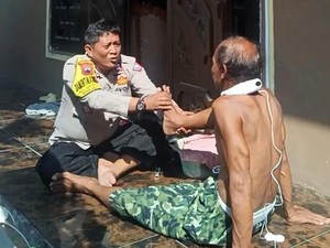 Pak Bhabin di Kota Tegal Ini Layani Terapi Kesehatan Gratis