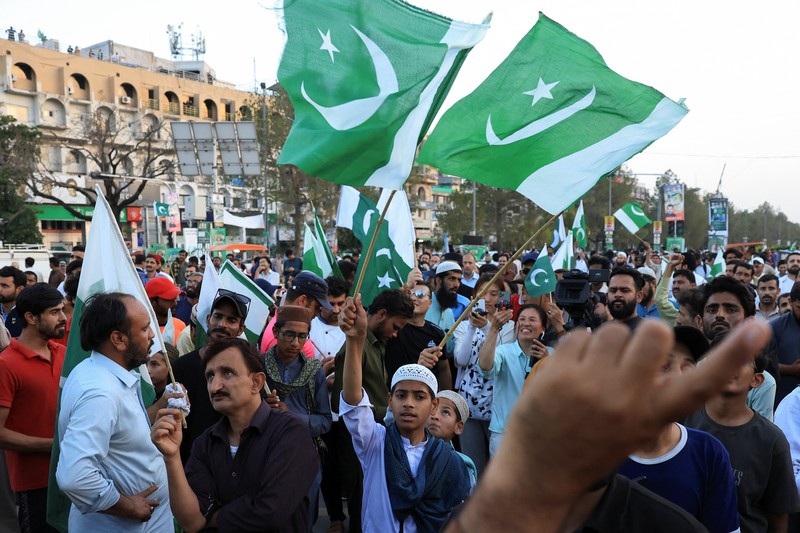INDIA-PAKISTAN/ Sejumlah warga mengibarkan bendera Pakistan saat perayaan setelah pengumuman gencatan senjata antara India dan Pakistan, di Islamabad, Pakistan, 10/5/2025. REUTERS/Akhtar Soomro