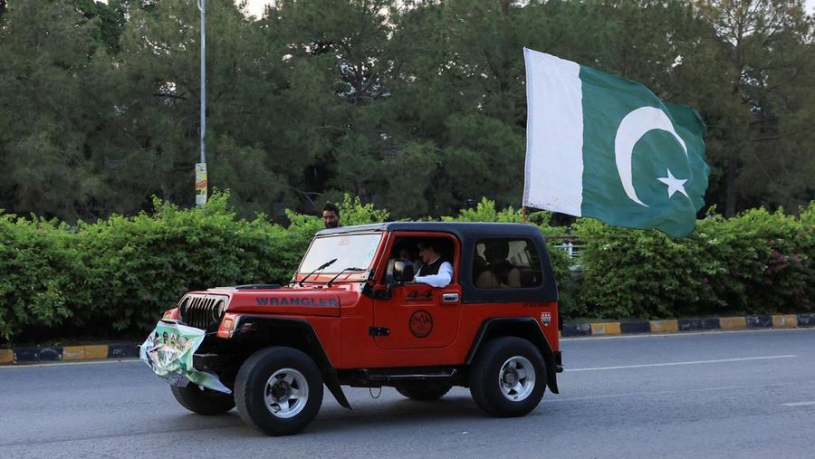 Sejumlah warga mengibarkan bendera Pakistan saat perayaan setelah pengumuman gencatan senjata antara India dan Pakistan, di Islamabad, Pakistan, 10/5/2025. REUTERS/Akhtar Soomro