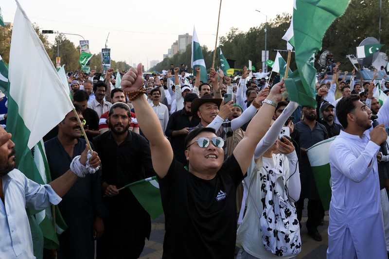 INDIA-PAKISTAN/ Sejumlah warga mengibarkan bendera Pakistan saat perayaan setelah pengumuman gencatan senjata antara India dan Pakistan, di Islamabad, Pakistan, 10/5/2025. REUTERS/Akhtar Soomro