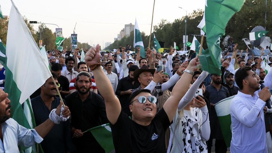 Sejumlah warga mengibarkan bendera Pakistan saat perayaan setelah pengumuman gencatan senjata antara India dan Pakistan, di Islamabad, Pakistan, 10/5/2025. REUTERS/Akhtar Soomro