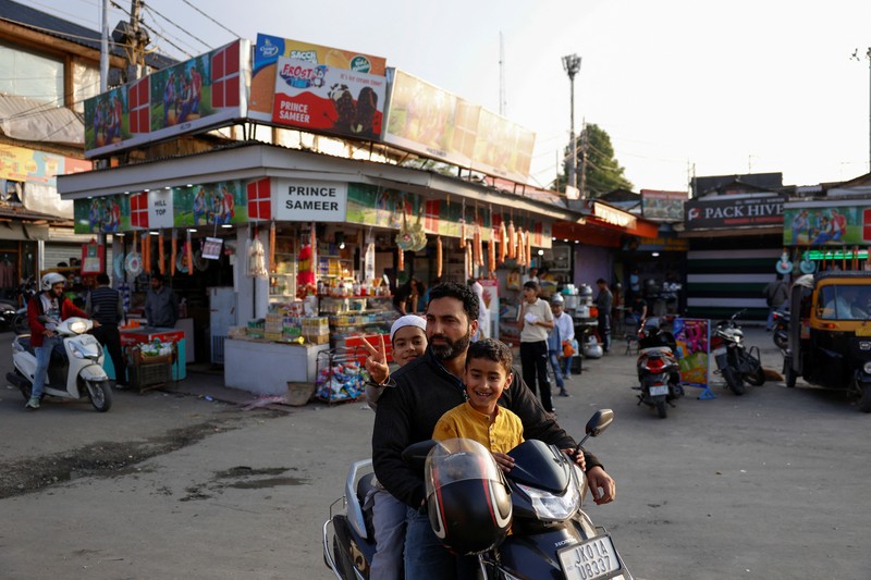 INDIA-PAKISTAN/ Sejumlah warga mengibarkan bendera Pakistan saat perayaan setelah pengumuman gencatan senjata antara India dan Pakistan, di Islamabad, Pakistan, 10/5/2025. REUTERS/Akhtar Soomro