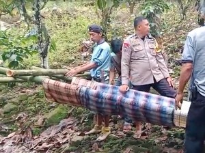 Video: Perjuangan Warga-Polisi di Polman Tandu Jenazah  Sejauh 2,5 Km Menuju Ambulans