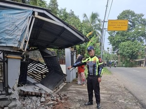 Alami Selip Ban, Truk Trailer Seruduk Mobil dan Pagar Rumah di Banyumas