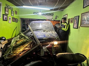 Terobos Bangjo Jokteng, Panther Tabrak Mobil-Hantam Rumah