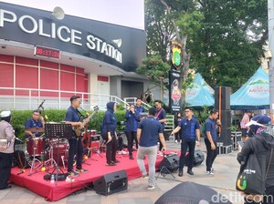 Ada Live Music di CFD Bundaran HI, Warga Olahraga Sambil Nyanyi-Joget Bareng