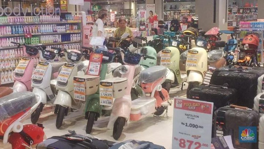 Produk sepeda listrik yang didiskon dalam Transmart Full Day Sale. (CNBC Indonesia/Khoirul Anam)