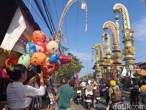 Semarak Ngerebong, Puluhan Penjor Jumbo Berdiri di Pura Petilan Kesiman