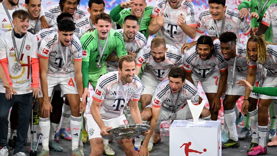 Soccer Football - Bundesliga - Bayern Munich v Borussia Moenchengladbach - Allianz Arena, Munich, Germany - May 10, 2025 General view of Bayern Munich players on the podium during the trophy ceremony after winning the Bundesliga REUTERS/Angelika Warmuth DFL REGULATIONS PROHIBIT ANY USE OF PHOTOGRAPHS AS IMAGE SEQUENCES AND/OR QUASI-VIDEO.