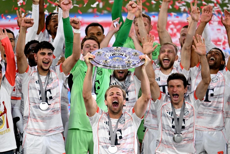 SOCCER-GERMANY-FCB-BMG/REPORT Soccer Football - Bundesliga - Bayern Munich v Borussia Moenchengladbach - Allianz Arena, Munich, Germany - May 10, 2025 General view of Bayern Munich players on the podium during the trophy ceremony after winning the Bundesliga REUTERS/Angelika Warmuth DFL REGULATIONS PROHIBIT ANY USE OF PHOTOGRAPHS AS IMAGE SEQUENCES AND/OR QUASI-VIDEO.